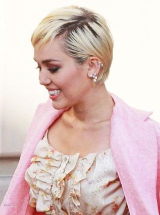 Miley_Cyrus_on_2015_Rock_and_Roll_Hall_of_Fame_Induction_Ceremony_(cropped)